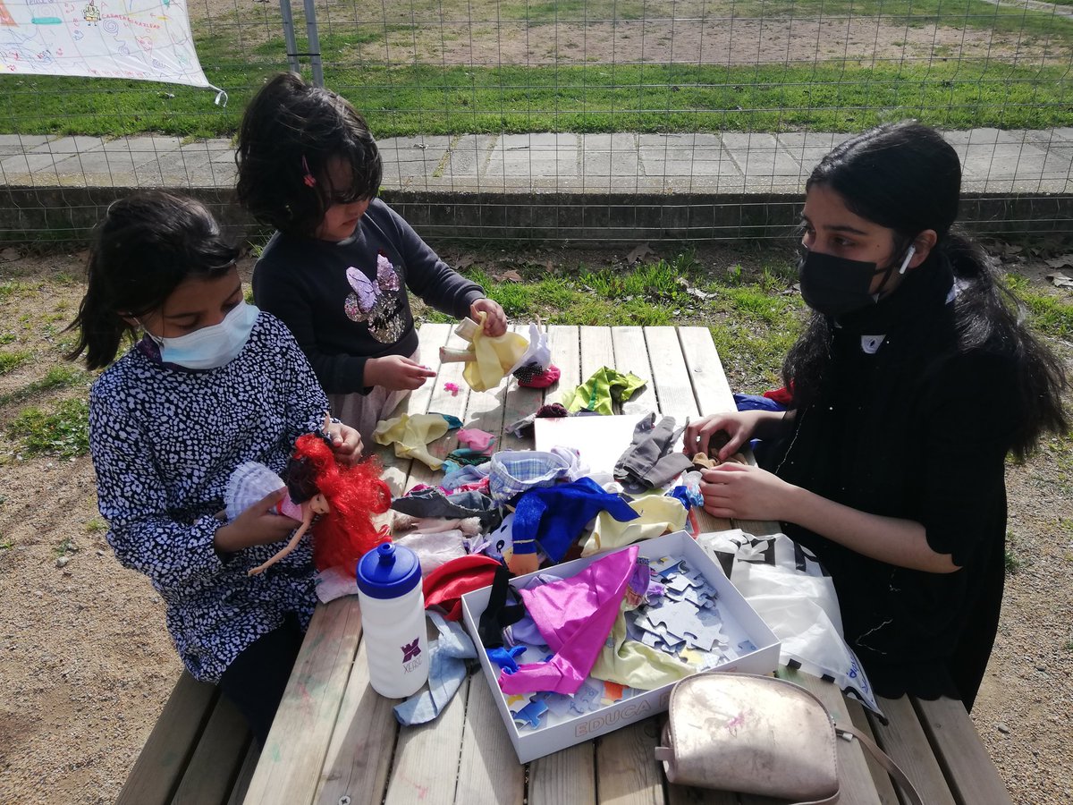 lacapsadelsjocs's tweet photo. Buenas tardes!! Avui hem anat al Hort i hem regat les nostres hortalisses 🥒🍆🍅🥕🥬
I per la tarda... hem jugat molt al parc 🎉😄🌞
#BARRILAMINA #parcdelbesòs #Familia #SantAdrià #infancia #hortcomunitari #lscapsadelsjocs https://t.co/P5YvwnMG77