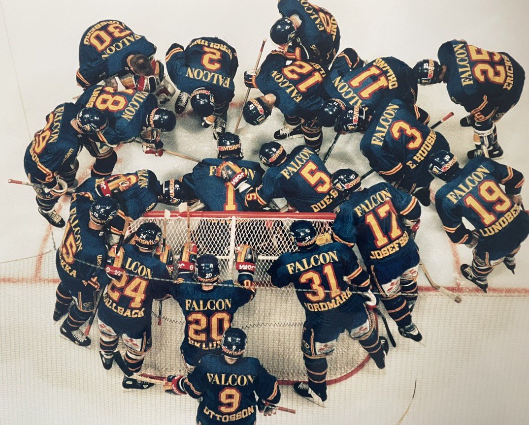 stefanjernberg's tweet photo. Kan vi få en riktig like-runda på den här  bilden, visa @DIFHockeyse så de kan lösa detta hemmaställ som ordinarie till hösten? Tillbaka med den ljusare blå och gula siffror. https://t.co/bOotkv1Tmi