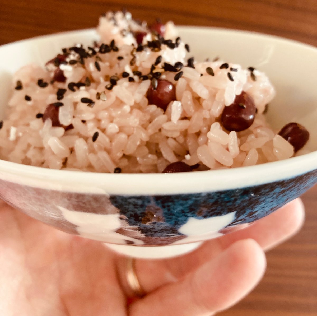 rikue_2021pc's tweet photo. 新潟市は今日も快晴で、昨日よりもさらに暖かくなるみたい。桜の開花も進むでしょう🌸。おばさんが赤飯を持ってきてくれました😋。何の日？というわけでもないそうです☺️。朝一コーヒー☕️をチボ・マットとともに😌🎵。#赤飯 #朝ごはん #チボマット #cibomatto #stereotypea https://t.co/vbXweRu9ZR