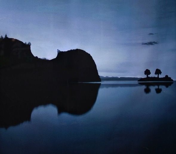 lettotal's tweet photo. Illusion d'optique. Un violon sur l'eau https://t.co/N3hup8QqNE