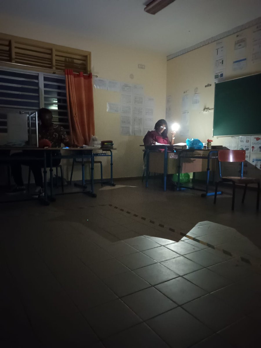 franceguyane's tweet photo. Quelques minutes après la fermeture des bureaux de vote à #Apatou, coupure générale d'électricité... Les opérations de #dépouillement s'organisent à la lampe pour le moment 👉 https://t.co/5AGeaGA1Na