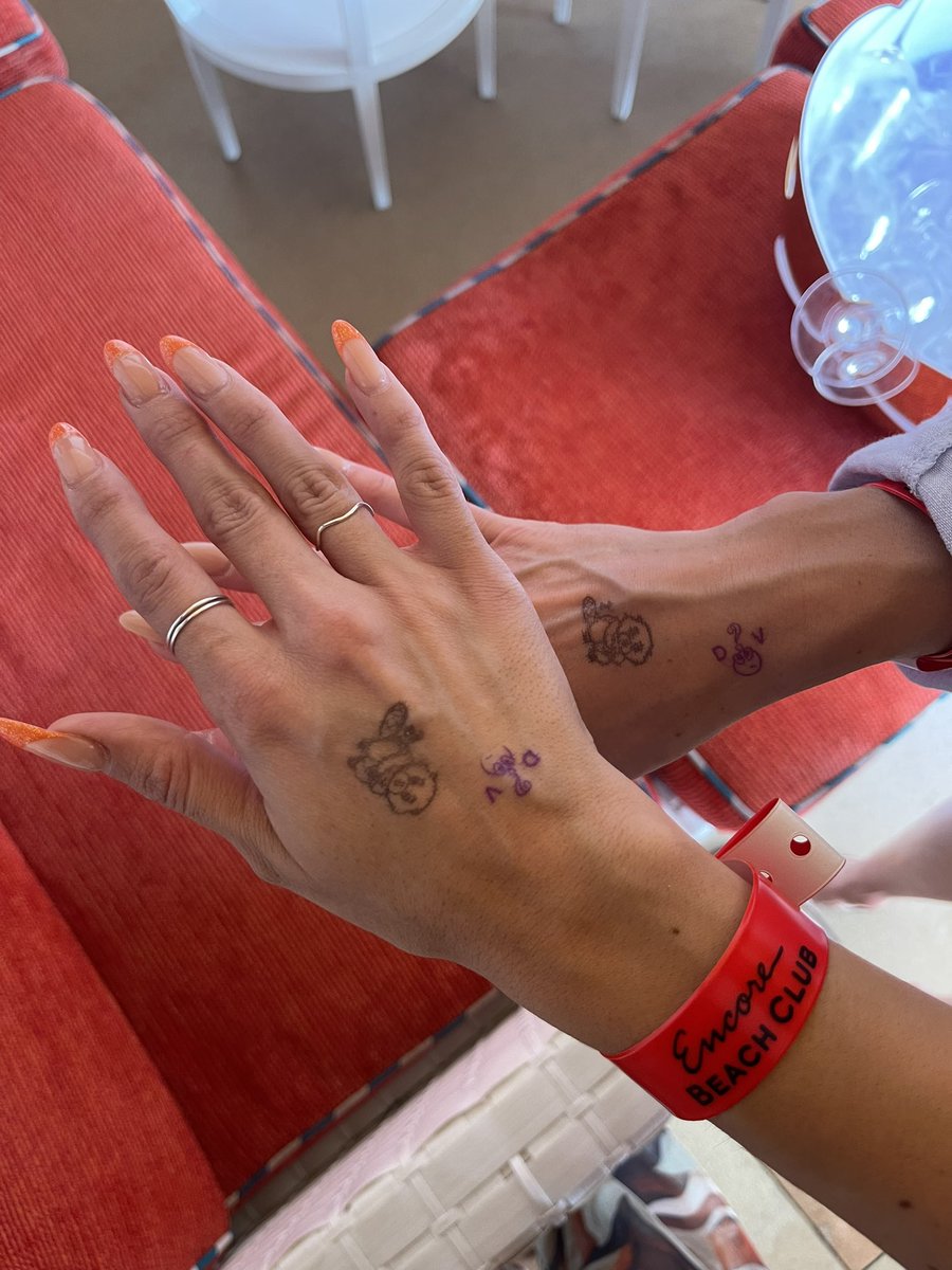 Backstage Beaver… <a href="/garyvee/">Gary Vaynerchuk</a> <a href="/veefriends/">VeeFriends</a> Just sayin… 😏