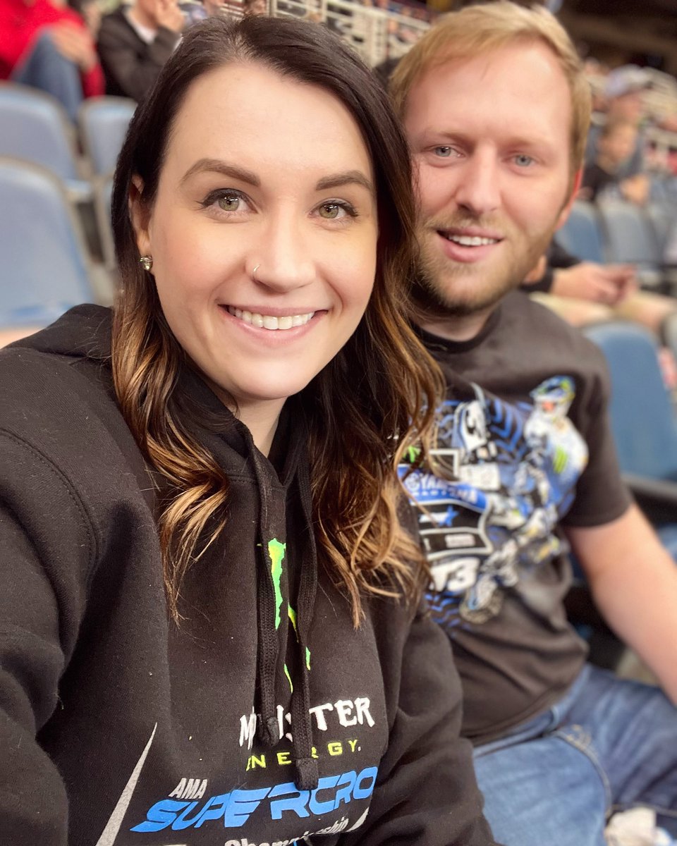 StephanieeShort's tweet photo. #SupercrossLIVE 💙💚 https://t.co/mUZiBPlFJD