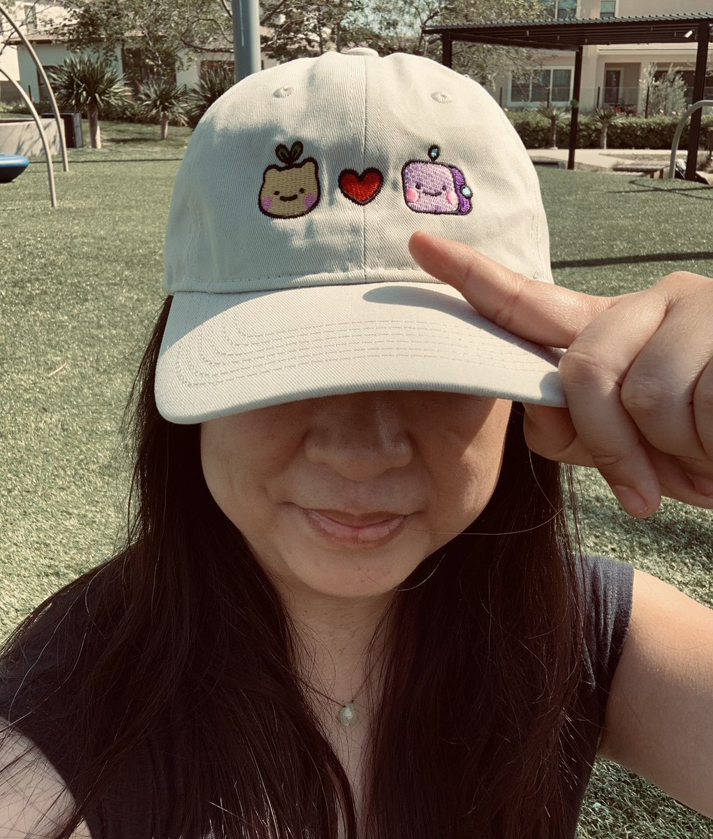 HelloJulieBird's tweet photo. Have my pals @WonderPals @robotosNFT to keep me protected from the bright bright 🌞🥰 https://t.co/H1R0eggPjG