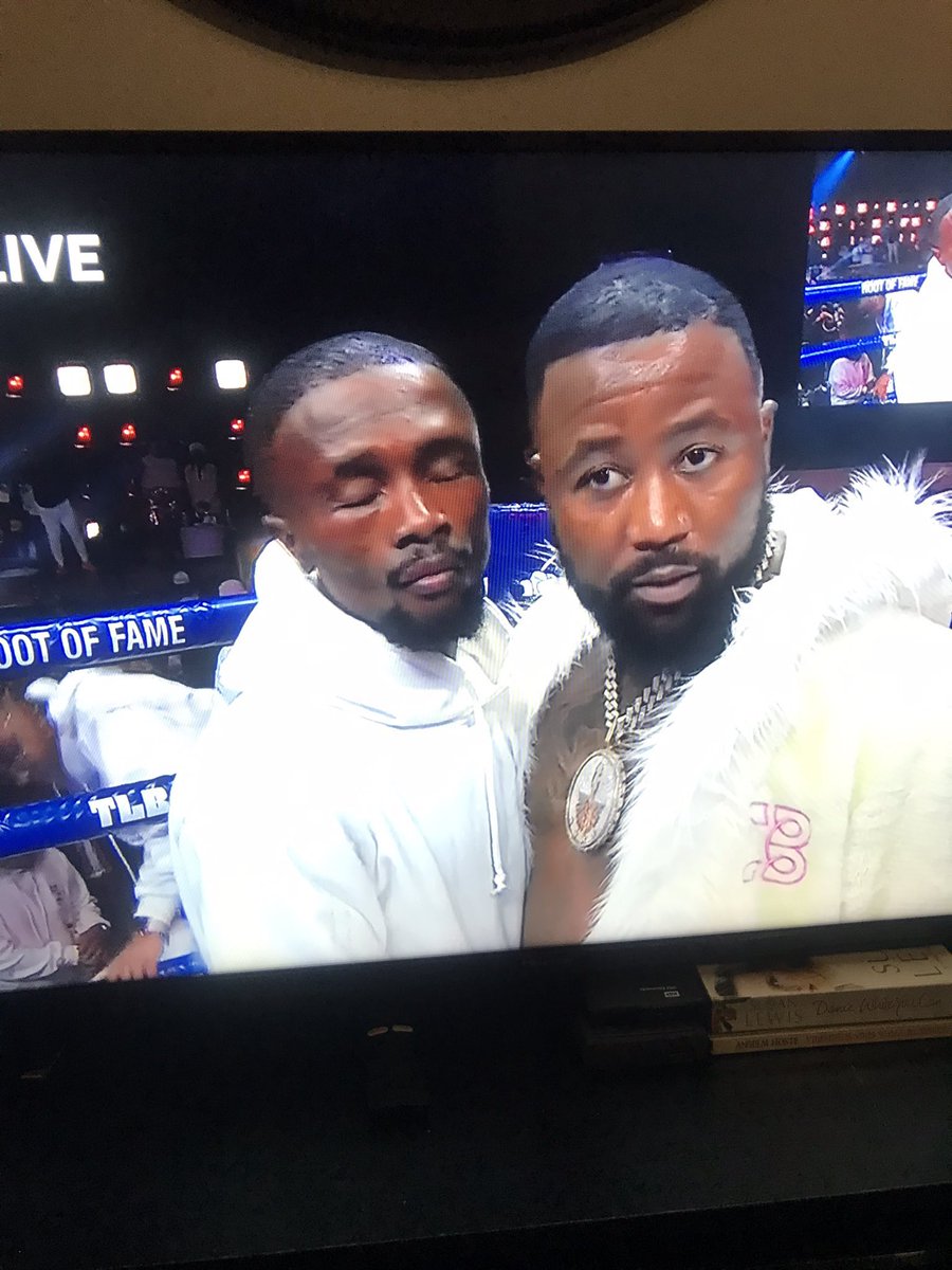 kaijacuba30's tweet photo. Thupa fela couch and coucheee🤣🤣🤣🤣🤣🤣 #CassperVsNaakMusiq #NaakOUT #ChannelO https://t.co/jZ2JeikjYA