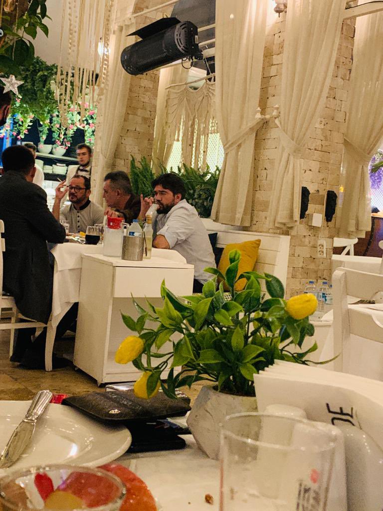 Beyaz TV yorumcusu Rasim Ozan Kütahyalı, Antalya'da bir balıkçıda görüntülendi.