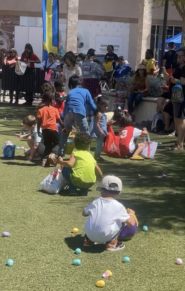 Feven_Kay's tweet photo. Beautiful Saturday out at Tivoli Village for @StJudesRanch Siblings Day! Loved seeing kids in the foster system spend quality time with their siblings and meeting so many of our @FOX5Vegas viewers❣️#Take5ToCare 🤍 https://t.co/OjFLpsJuuH