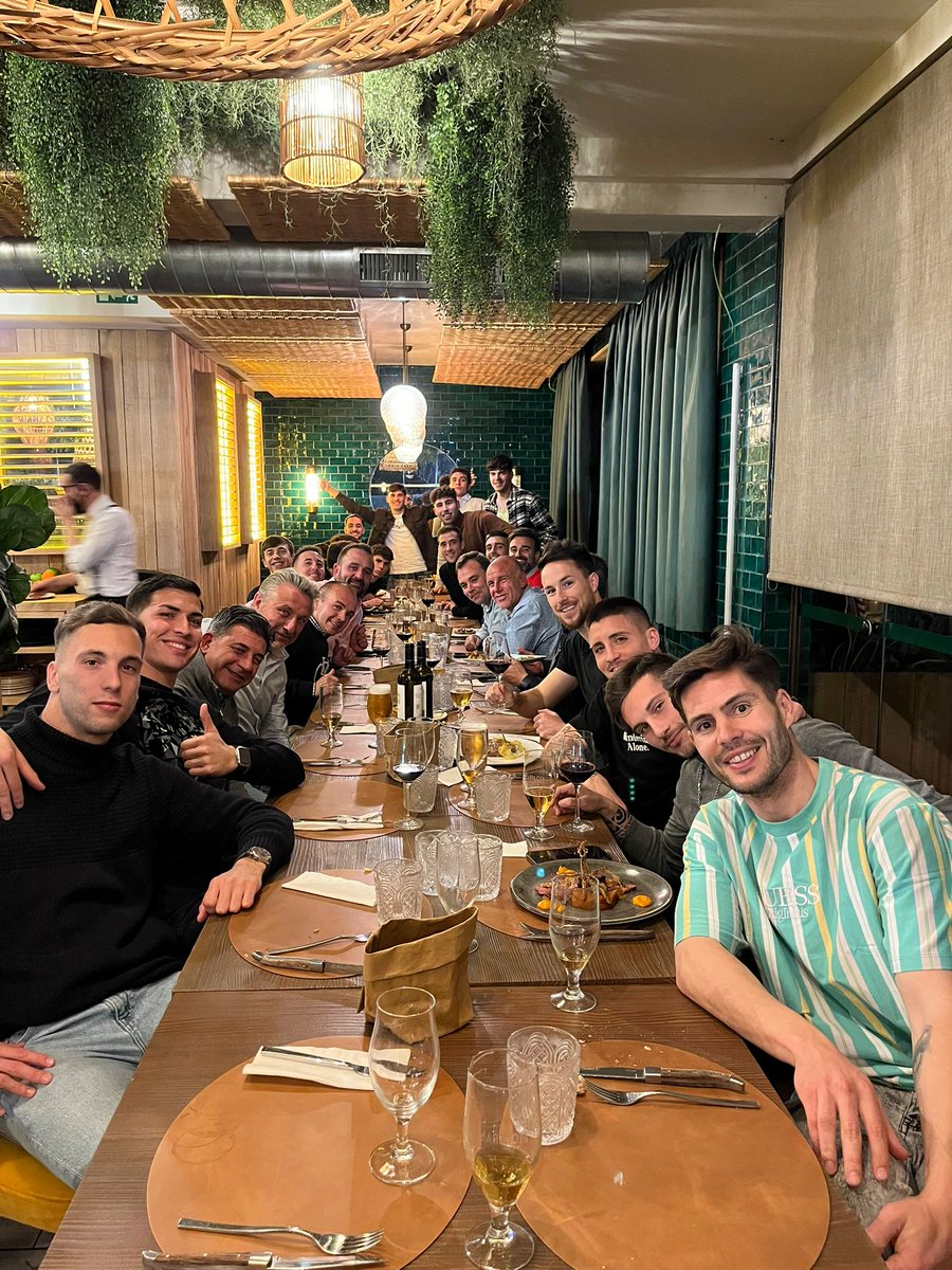 ¡FAMILIA! 

💪 La plantilla, cuerpo técnico y Directiva, a la conclusión del choque, decidieron salir a cenar, conjurándose para las tres finales que quedan. 

💵 Ante las ganas de todos, al Presidente no le ha quedado más remedio que rascarse el bolsillo 😊.