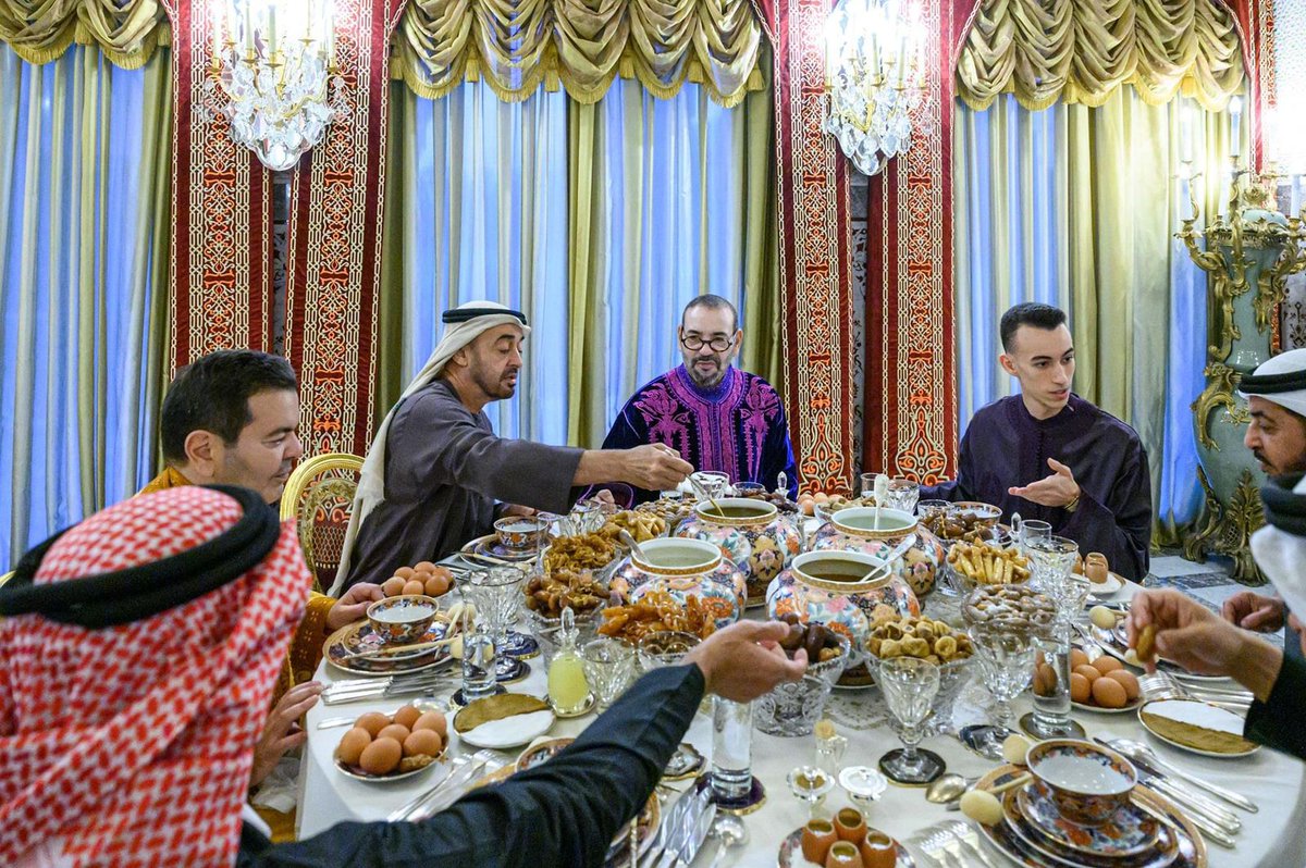 MarocDiplomatie's tweet photo. SM le Roi Mohammed VI, accompagné de SAR le Prince Héritier Moulay El Hassan et de SAR le Prince Moulay Rachid, a reçu, aujourd’hui à la Résidence Royale à Salé, le Prince Héritier d'Abou Dhabi, SA Cheikh Mohammed Ben Zayed Al Nahyane.

🔗https://t.co/oZCofVGk5j https://t.co/ud49fOTYUe