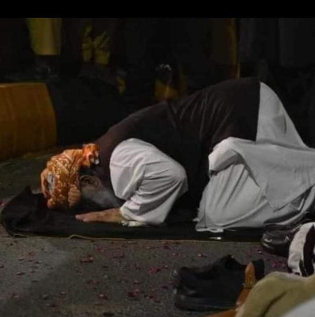 ایک صحافی نے فون کیا کہ آپکے کارکن جشن میں نظر نہیں آرہے۔ میں نے کہا وہ اللہ کے حضور سجدہ ریز ہوکر ربّ ذوالجلال کا شکر ادا کر رہے ہیں۔ الحمدللہ