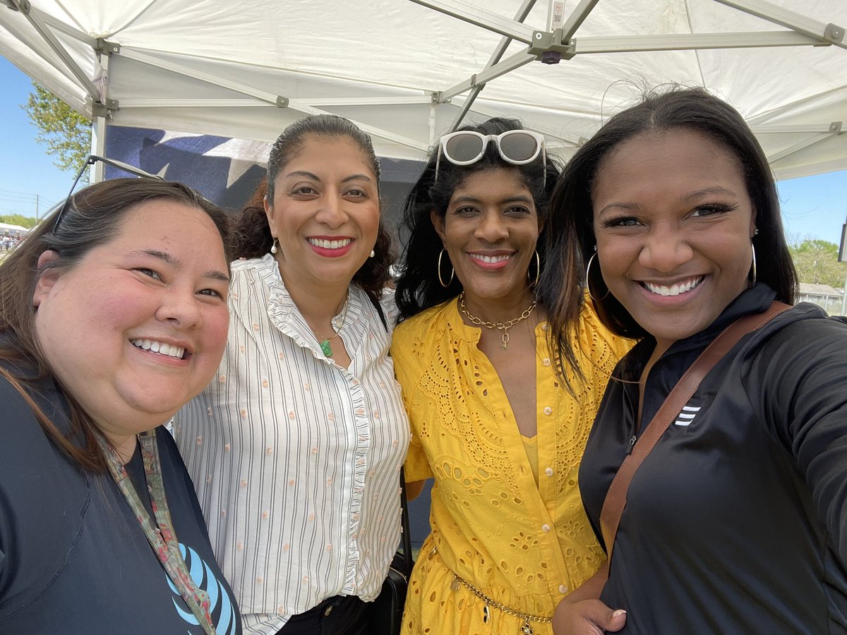 DanyelleV_STX's tweet photo. #FirstNet + @stxsigteam + #EASTX + @LuisSilva_STX retail doors = STX powerhouse of teamwork and partnership!! Another amazing event with our awesome partnership. Mayor Turners Park Event was an absolute blast!! @melig24 @angelarosspa @Christi90365802 @CanasOfNTX @Edith_Acevedo06 https://t.co/KzfcjcStTw
