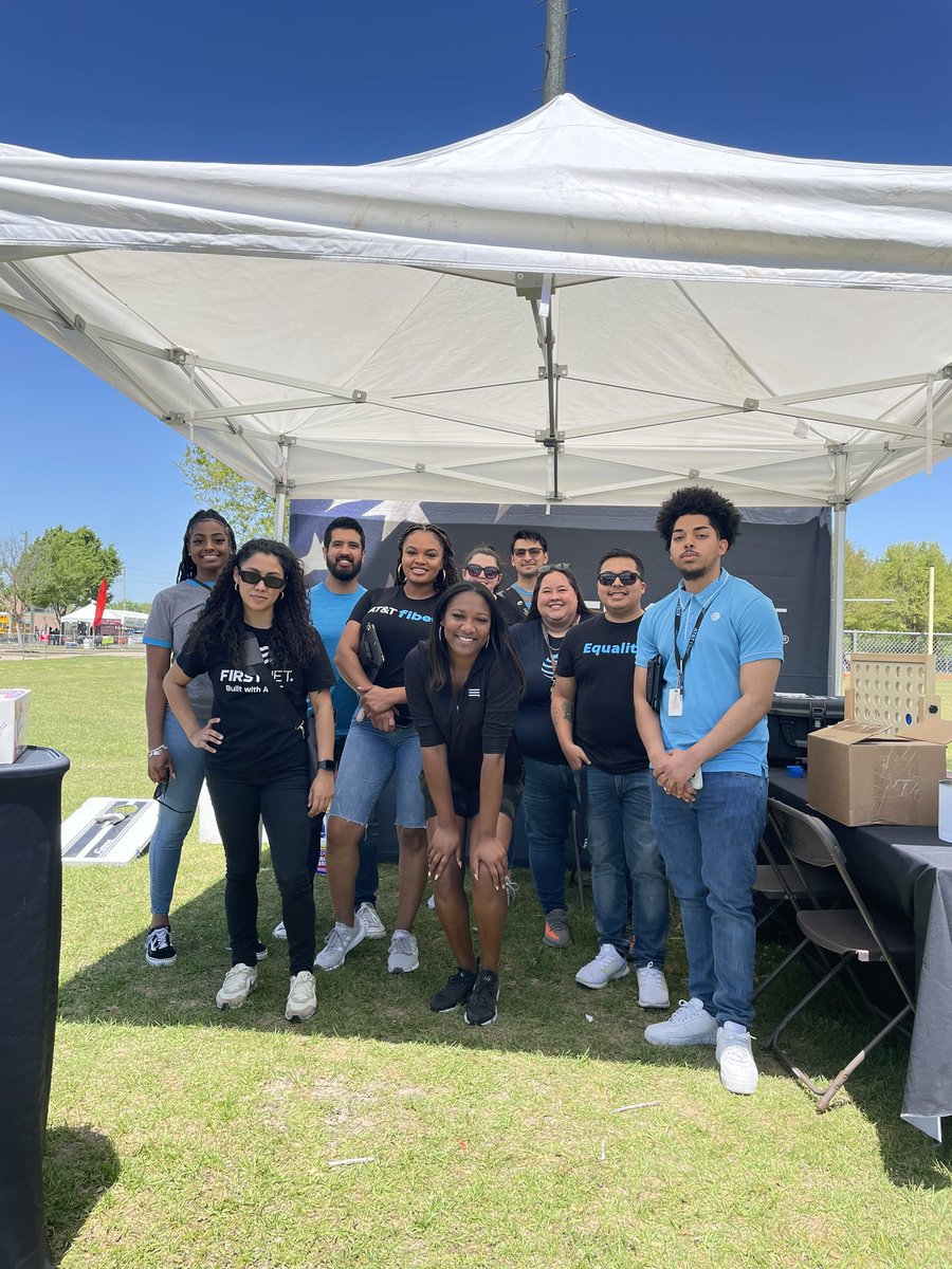 DanyelleV_STX's tweet photo. #FirstNet + @stxsigteam + #EASTX + @LuisSilva_STX retail doors = STX powerhouse of teamwork and partnership!! Another amazing event with our awesome partnership. Mayor Turners Park Event was an absolute blast!! @melig24 @angelarosspa @Christi90365802 @CanasOfNTX @Edith_Acevedo06 https://t.co/KzfcjcStTw