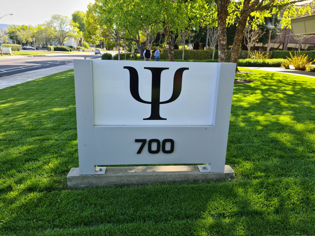 QCommsMarcus's tweet photo. This last week I have been in California visiting companies doing research within the Quantum Technology Ecosystem. We were very lucky to visit and receive talks from the likes of @GoogleQuantumAI, @PsiQuantum, and @awscloud. Many thanks to @BristolQE for organising the visits. https://t.co/UmTWFmBHj0