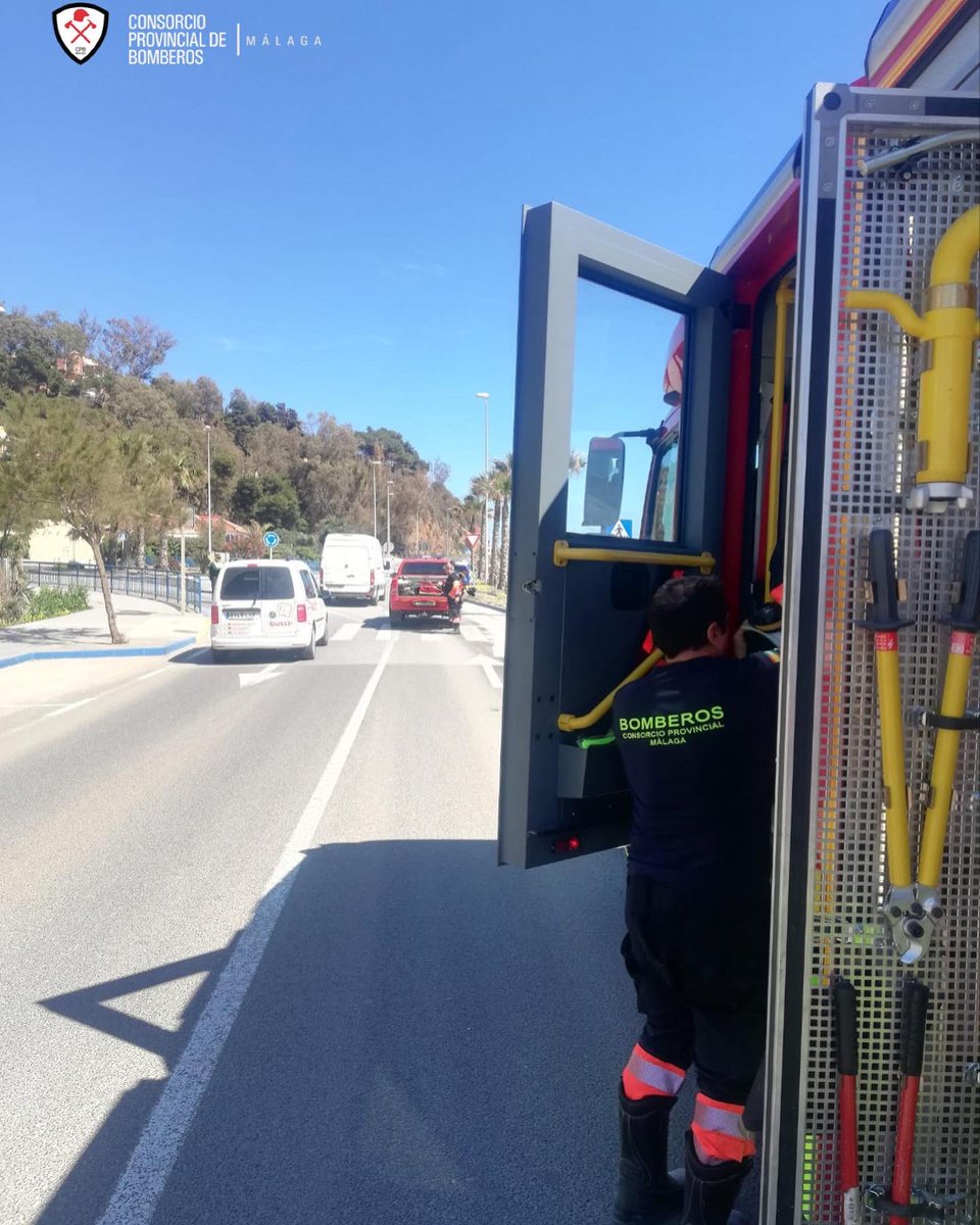 cpbmalaga's tweet photo. Cuando se produce un accidente de tráfico o un vertido en la calzada, una de nuestras labores es acondicionarla para que quede en buen estado y garantizar la seguridad. Como está mañana hemos hecho en #VélezMálaga #CPBMálaga #Bomberos #Seguridad #Prevención #LaboresPreventivas https://t.co/zG4rnnFdVt