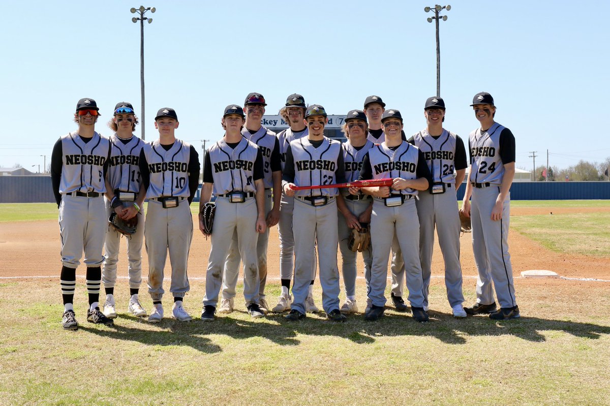 NEOSHOBOOSTER's tweet photo. NHS Varsity wins 2022 Mickey Mantle Classic https://t.co/KyFNT1hf8d