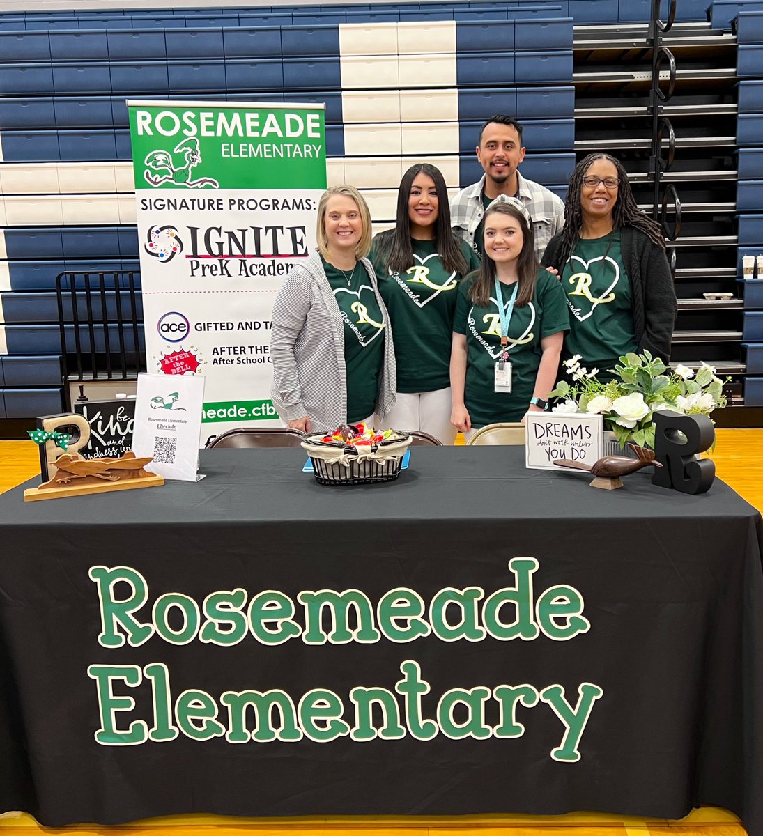 RosemeadeElem's tweet photo. Team Rosemeade representing at the @CFBISD Job Fair this morning. 💚 https://t.co/cmQ27oUFSy