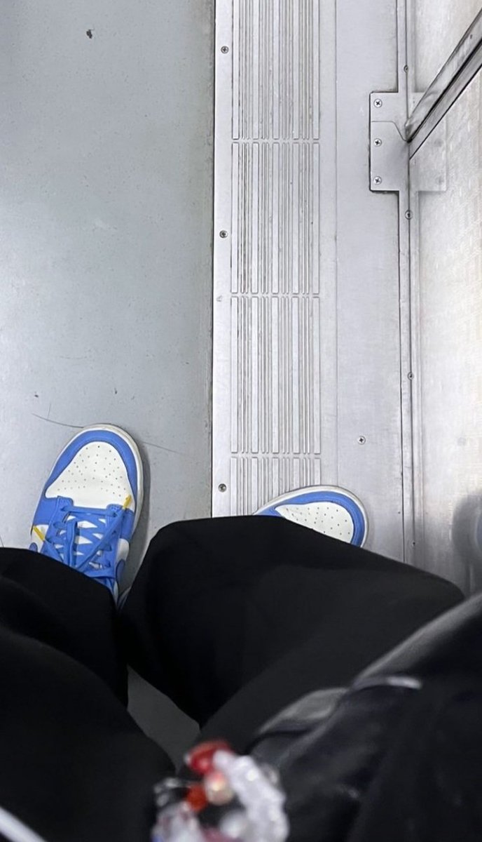 euusaem's tweet photo. Went out 👟👟 https://t.co/E4IoYQGb65