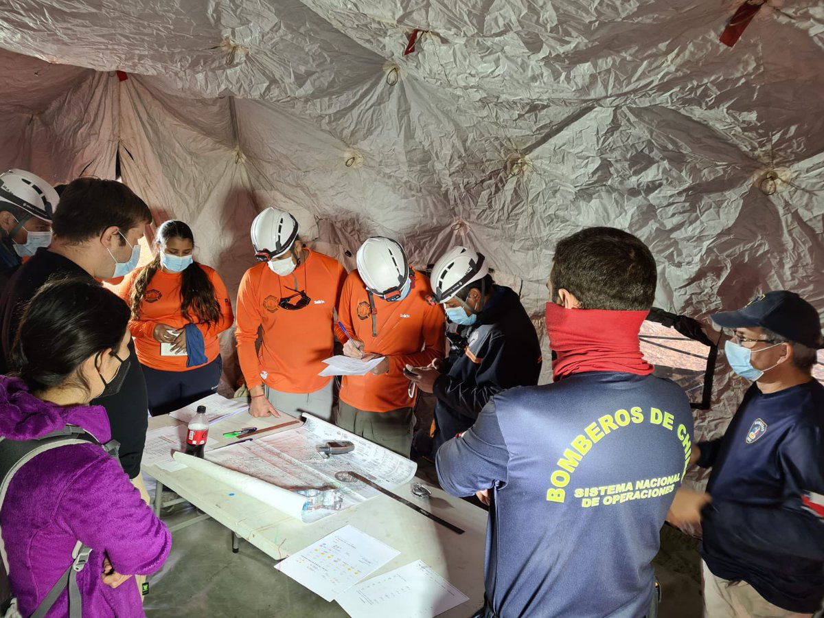 SNOBomberos's tweet photo. #rescateagreste Inicia el ejercicio de acreditación del equipo Rescate Agreste del @despachoCBSE establecieron su Puesto de Comando, su campamento base, realizaron planificación de navegación las dos cordadas iniciaron la búsqueda de las víctimas @BomberosdeChile @Radio_bomberos https://t.co/SNuqZwe1U4