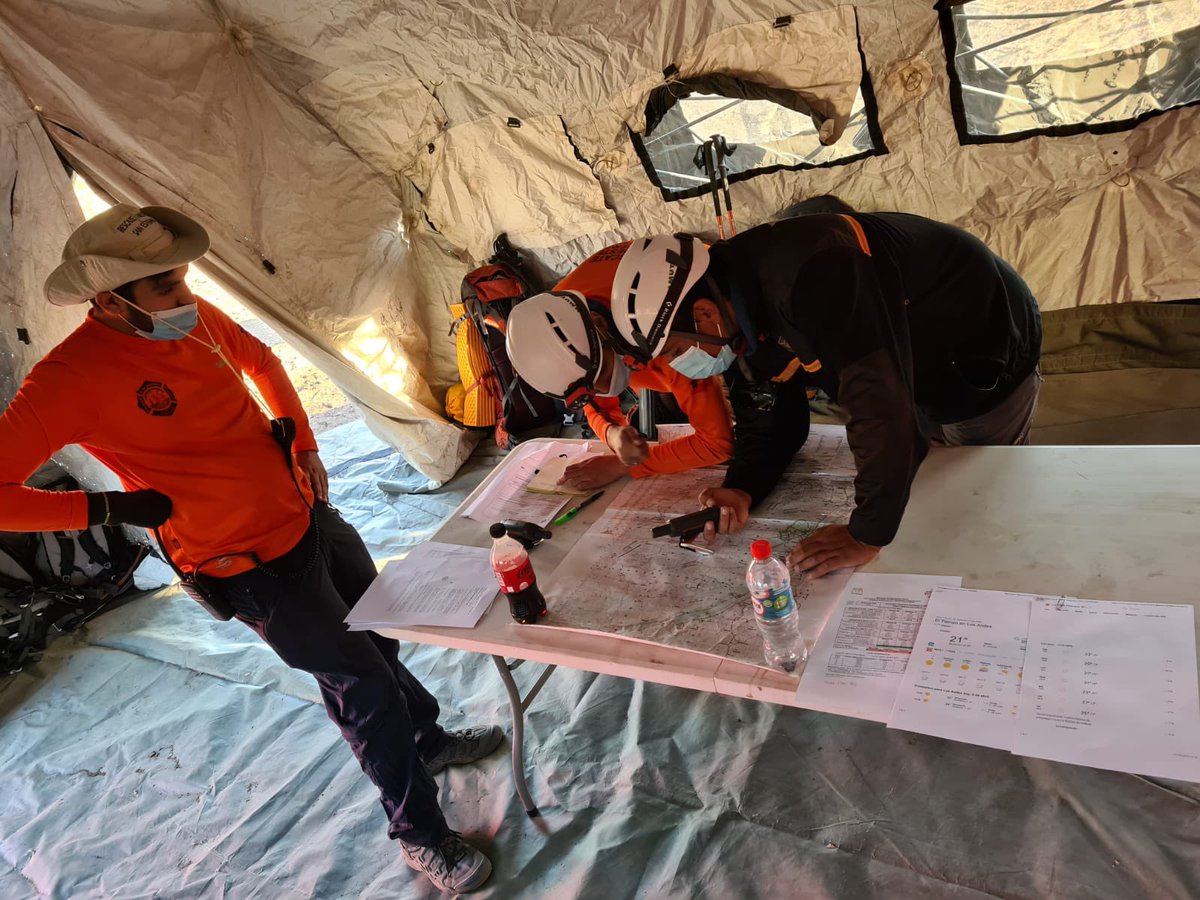 SNOBomberos's tweet photo. #rescateagreste Inicia el ejercicio de acreditación del equipo Rescate Agreste del @despachoCBSE establecieron su Puesto de Comando, su campamento base, realizaron planificación de navegación las dos cordadas iniciaron la búsqueda de las víctimas @BomberosdeChile @Radio_bomberos https://t.co/SNuqZwe1U4