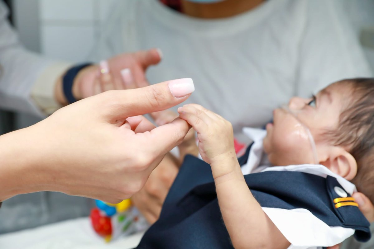 ¡Samuelito es un guerrero! Hoy después de casi 15 meses le dimos el alta en el Hospital 1° de Mayo. Él nació prematuro, con parálisis cerebral infantil y una enfermedad pulmonar crónica, pero sus ganas de salir adelante han sido más fuertes que cualquier diagnóstico. 👏