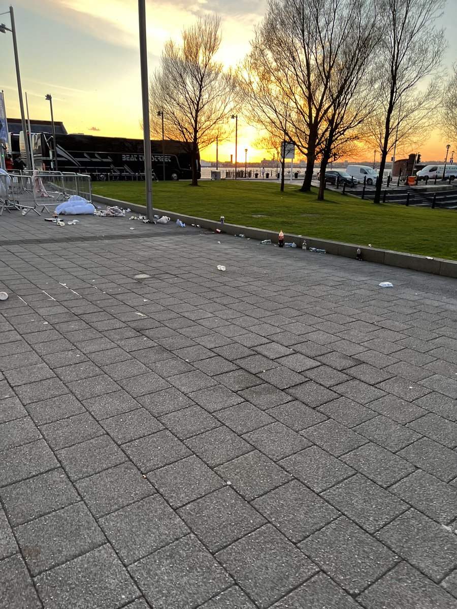 ashtonupdating's tweet photo. on another issue please if you are lining up for 5SOS shows please clean up after yourself before going into the venue this was left at liverpool when i arrived at 7:40pm and it’s disgusting clean up and respect the venues #TakeMyHandWorldTour https://t.co/fkYvIn4AxM