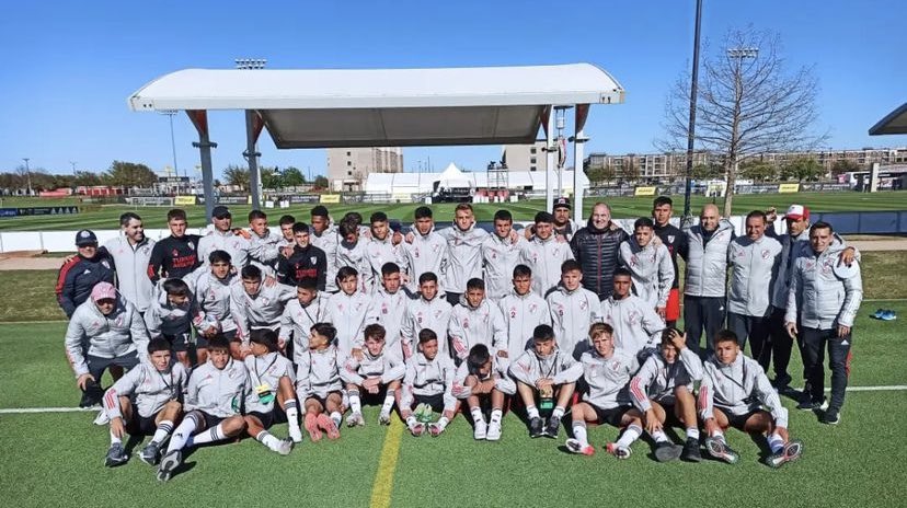 JoseSerio's tweet photo. #FutbolFormativo Desde las 21hs se podrá ver el partido de la 8va de @RiverPlate vs New York Red Bulls en el debut de la #AdidasGenerationCup
#AGCup #Dallas #DallasCup #Sub15 #US15
📺 https://t.co/5eYpic70N2 https://t.co/pYdXKxsKSd