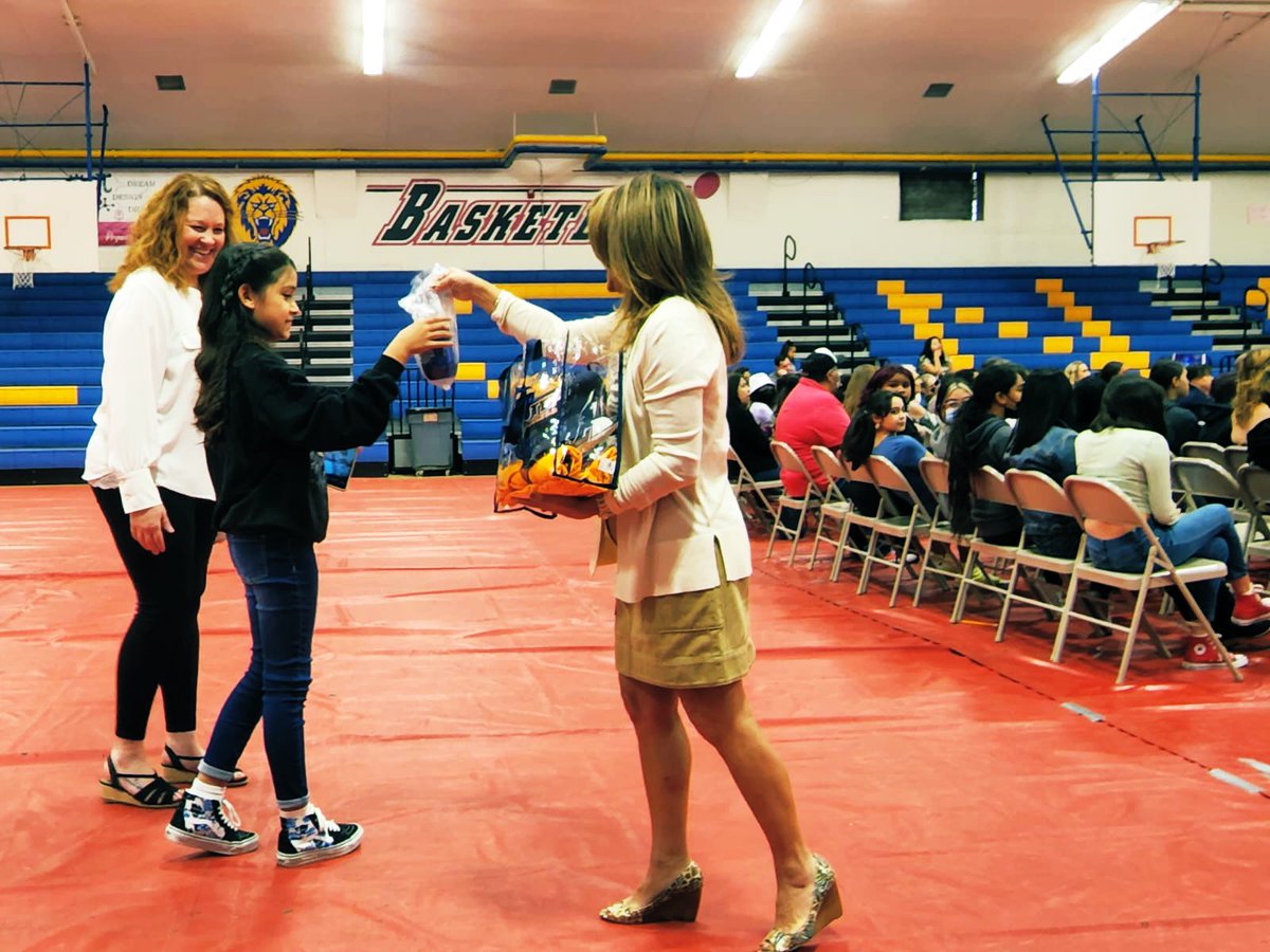 YWSteamPrepNT's tweet photo. Our Superintendent kicking off the 2nd Annual Women’s Conference! Inspiring our students to Be Courageous, Be Humble,  and Be YOU! She is definitely hands-on &amp; jumped into action to help our presenters. A true leader &amp; role model for us all! #iamepisd @DsayavedraEPISD @ccontive https://t.co/dWPrwbJNsH