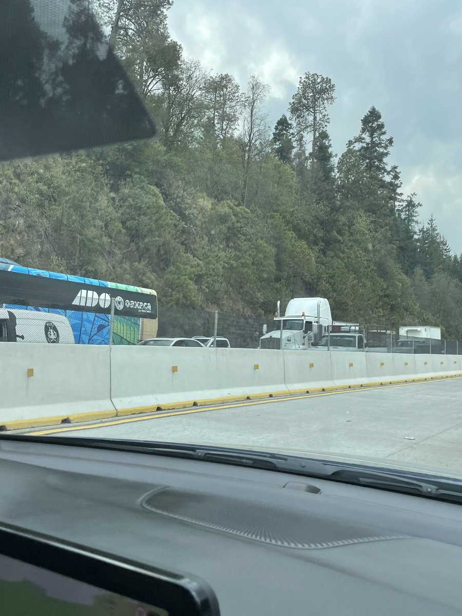 badamarmol's tweet image. Parada la autopista mexico/puebla es un gran tramo! 
Tomen precauciones. Fue un accidente pero ya está el seguro y la ambulancia. Mientras todo parado.