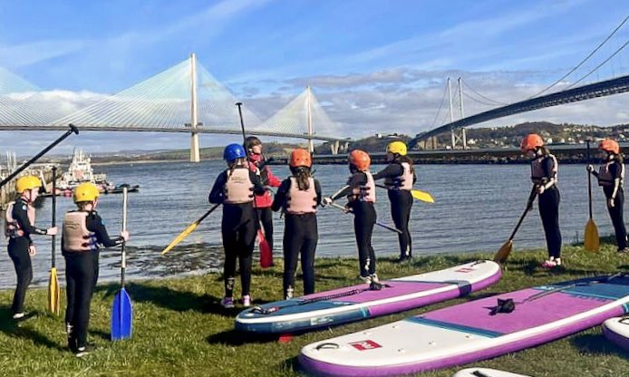 GirlguidingEdin's tweet photo. 2nd Kirkliston Guides didn't let the cold bother them; they had an 'amazing' time paddle boarding at @PEWatersports.

'The girls were fantastic &amp; even those [who] weren't keen challenged themselves,' leader Cher Rutherford said.

#PaddleBoarding #PortEdgar #GirlguidingEdinburgh https://t.co/mBzT8rIUIY