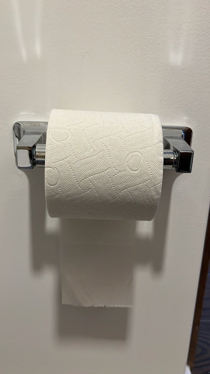 MiaNoTuya's tweet photo. Me vine a vivir con mi novio y ya tenemos el primer dilema, apostamos una cena al que gane. ¿Cómo va el papel de baño?
                           1 || 2 https://t.co/nkL5weZQyB