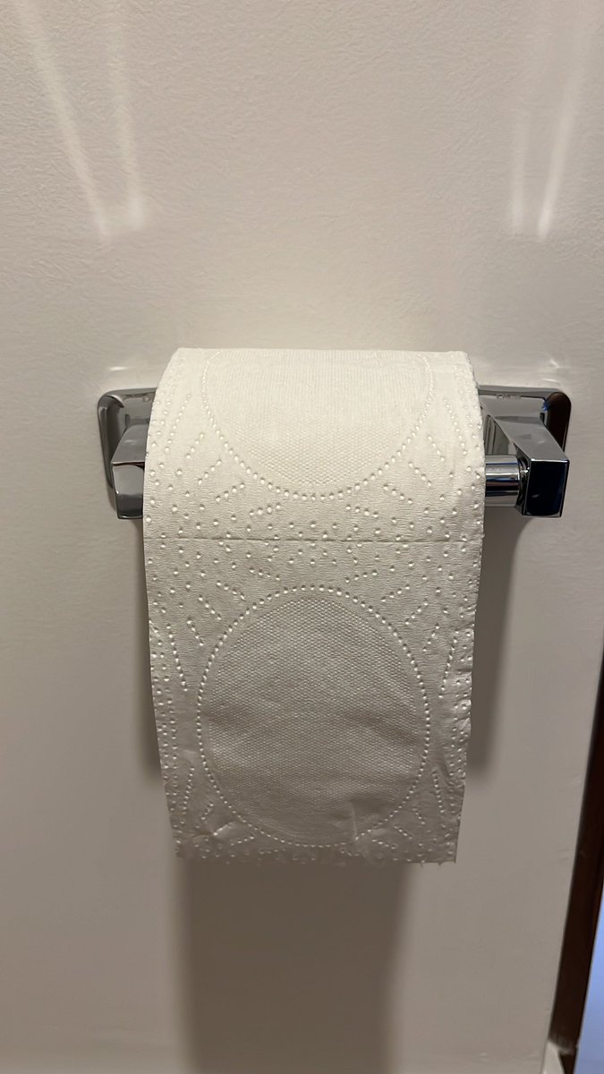 MiaNoTuya's tweet photo. Me vine a vivir con mi novio y ya tenemos el primer dilema, apostamos una cena al que gane. ¿Cómo va el papel de baño?
                           1 || 2 https://t.co/nkL5weZQyB