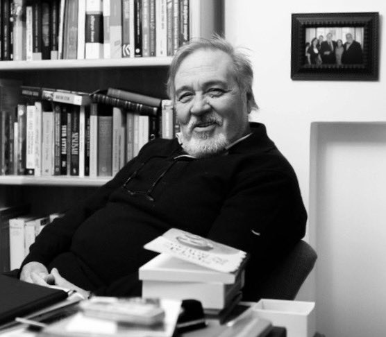 Birlikte güldüğünüz ve üzüldüğünüz kişileri dost olarak seçin. İnsan ancak dostlarıyla ayakta kalır. Dostunuz yoksa bedbaht bir insansınız demektir, geçmiş olsun. İnsan ailesine karşı nasıl sorumluysa, zor zamanda dostuna karşı da öyle sorumludur.