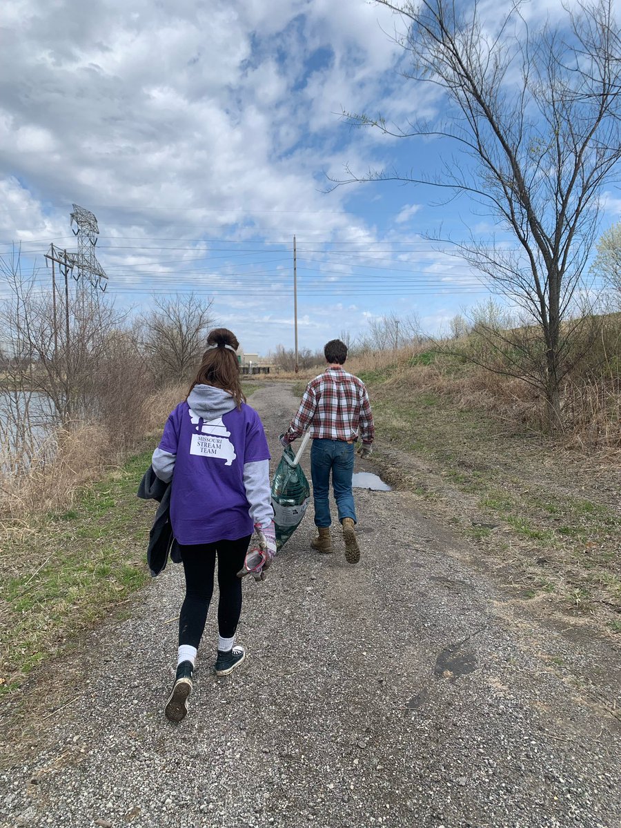 KeyClubDuchesne's tweet photo. Last weekend we helped clean up the streams and creeks of St. Charles! #spiderinhair #foundagrocerycart https://t.co/YoRH7BMvtQ