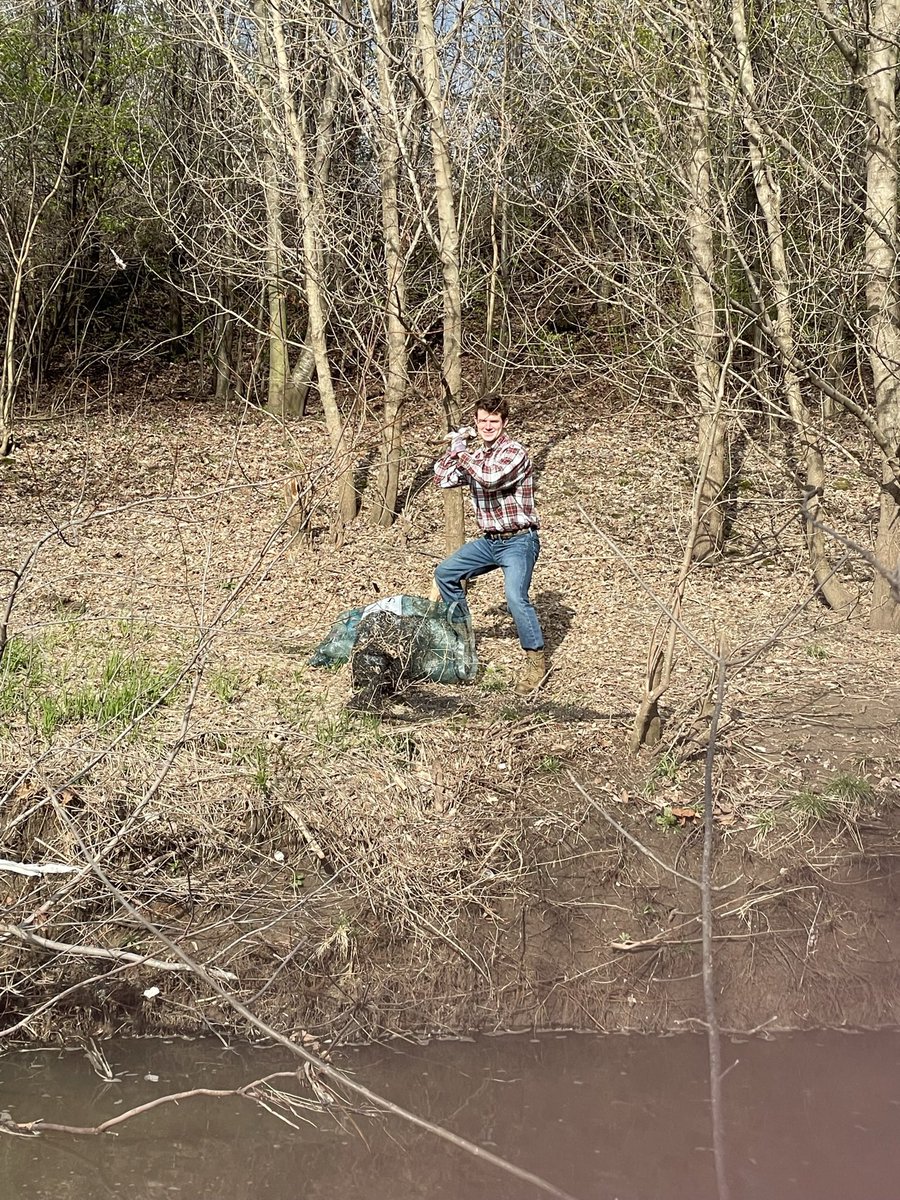 KeyClubDuchesne's tweet photo. Last weekend we helped clean up the streams and creeks of St. Charles! #spiderinhair #foundagrocerycart https://t.co/YoRH7BMvtQ