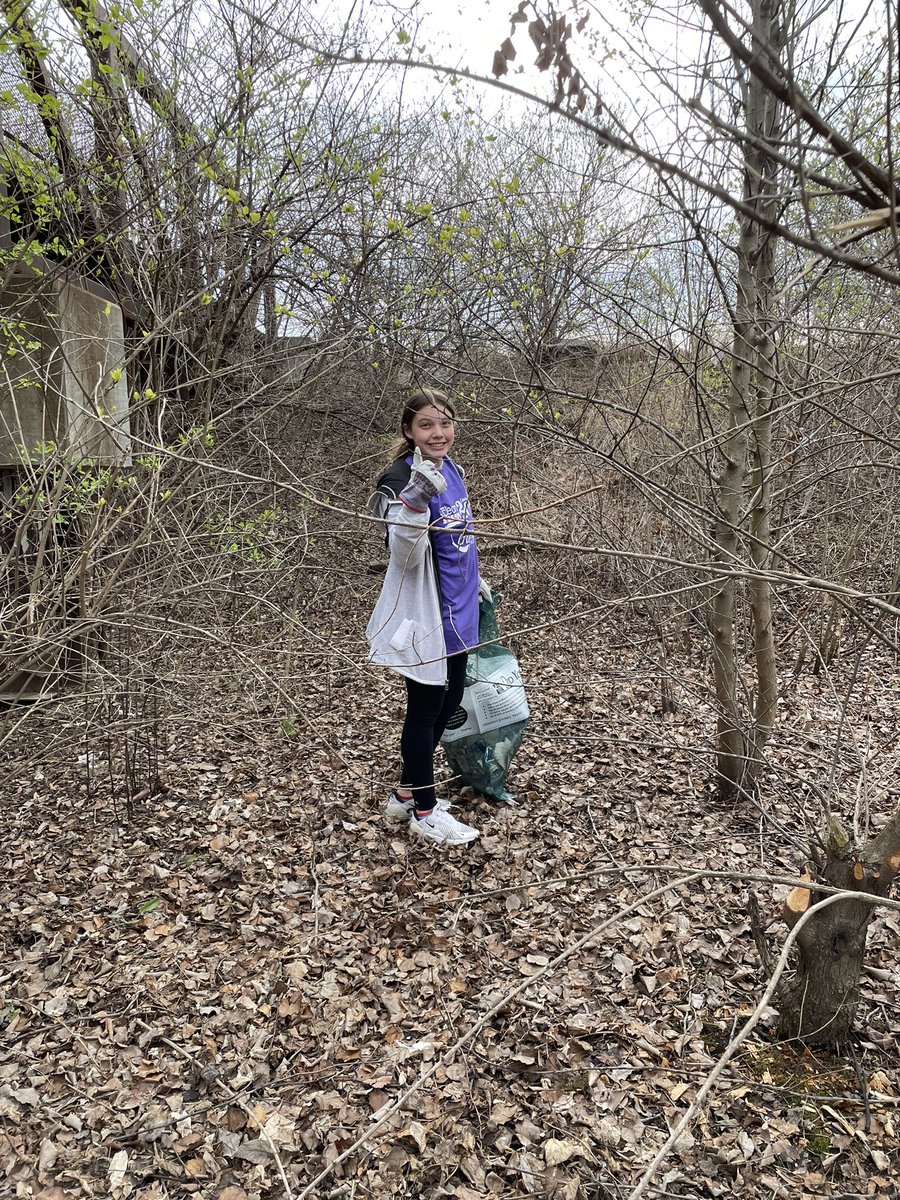 KeyClubDuchesne's tweet photo. Last weekend we helped clean up the streams and creeks of St. Charles! #spiderinhair #foundagrocerycart https://t.co/YoRH7BMvtQ