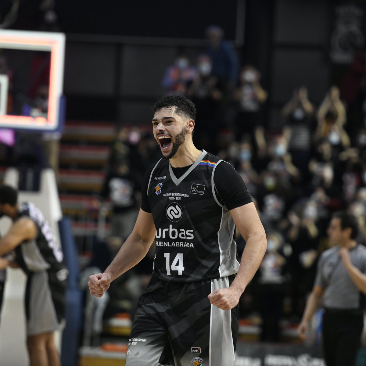 ACBCOM's tweet photo. ✨ Equipaciones especiales para días únicos. 

Urbas @BFuenlabrada ha lucido una equipación de color negro en motivo del 30 aniversario de la presencia del Partizán de Belgrado que jugo como local en Fuenlabrada a causa de la guerra de los Balcanes.

#LigaEndesa https://t.co/Z2BIxcVvh0