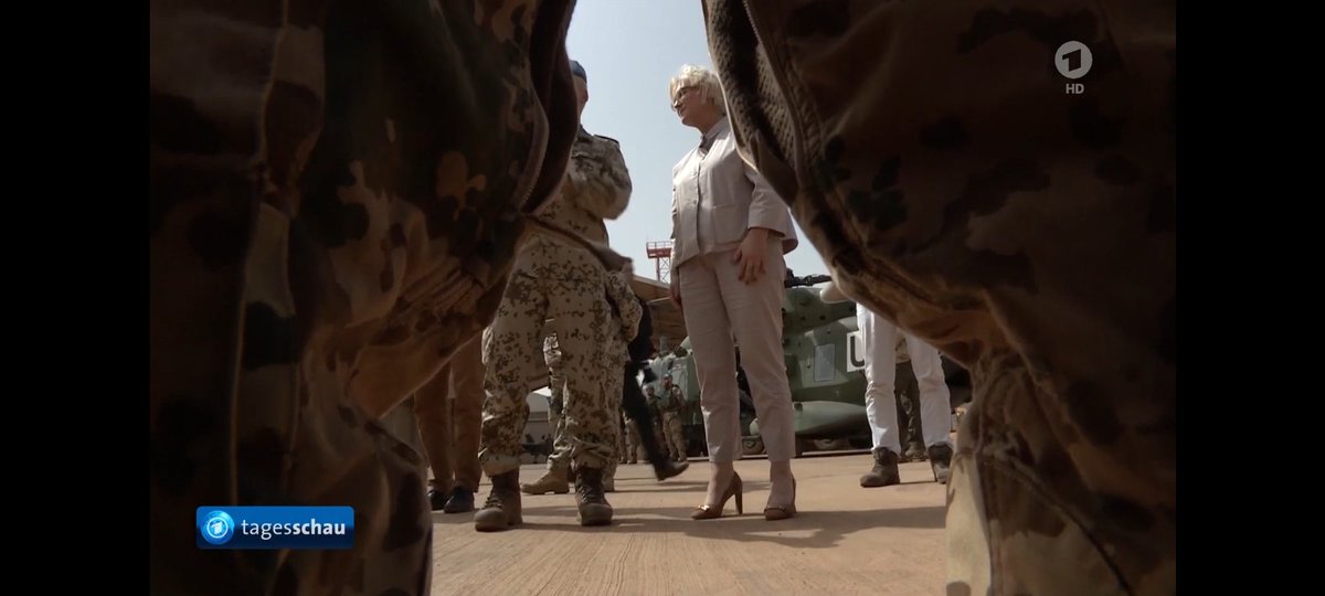 #Lambrecht mit 10cm Absätzen in Mali gelandet. Langsam wird es wirklich sehr schwer, sie noch in Schutz zu nehmen.