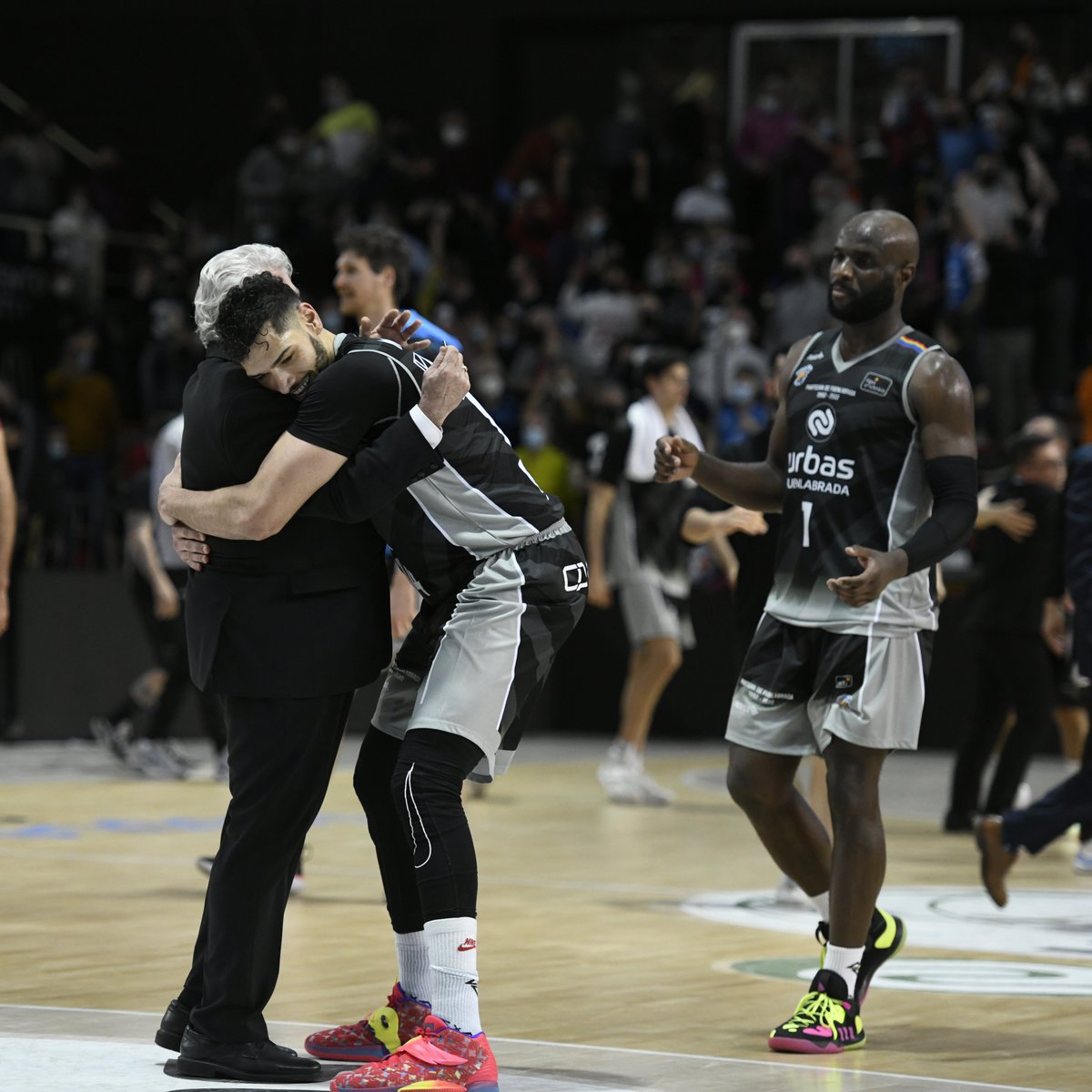 ACBCOM's tweet photo. ✨ Equipaciones especiales para días únicos. 

Urbas @BFuenlabrada ha lucido una equipación de color negro en motivo del 30 aniversario de la presencia del Partizán de Belgrado que jugo como local en Fuenlabrada a causa de la guerra de los Balcanes.

#LigaEndesa https://t.co/Z2BIxcVvh0