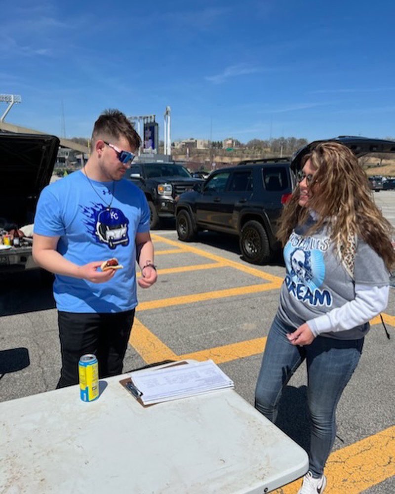 LegalMo22's tweet photo. Our friends at @ClovrCannabis are having a blast gathering #legalmo22 petition signatures from tailgaters before the @Royals game today! Thank you #CLOVR for getting out there and supporting the cause! 

✍️ Sign near you: https://t.co/ZQDS9o2JnK https://t.co/l3vFepRb1c