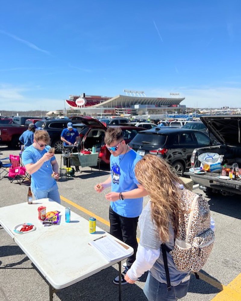 LegalMo22's tweet photo. Our friends at @ClovrCannabis are having a blast gathering #legalmo22 petition signatures from tailgaters before the @Royals game today! Thank you #CLOVR for getting out there and supporting the cause! 

✍️ Sign near you: https://t.co/ZQDS9o2JnK https://t.co/l3vFepRb1c