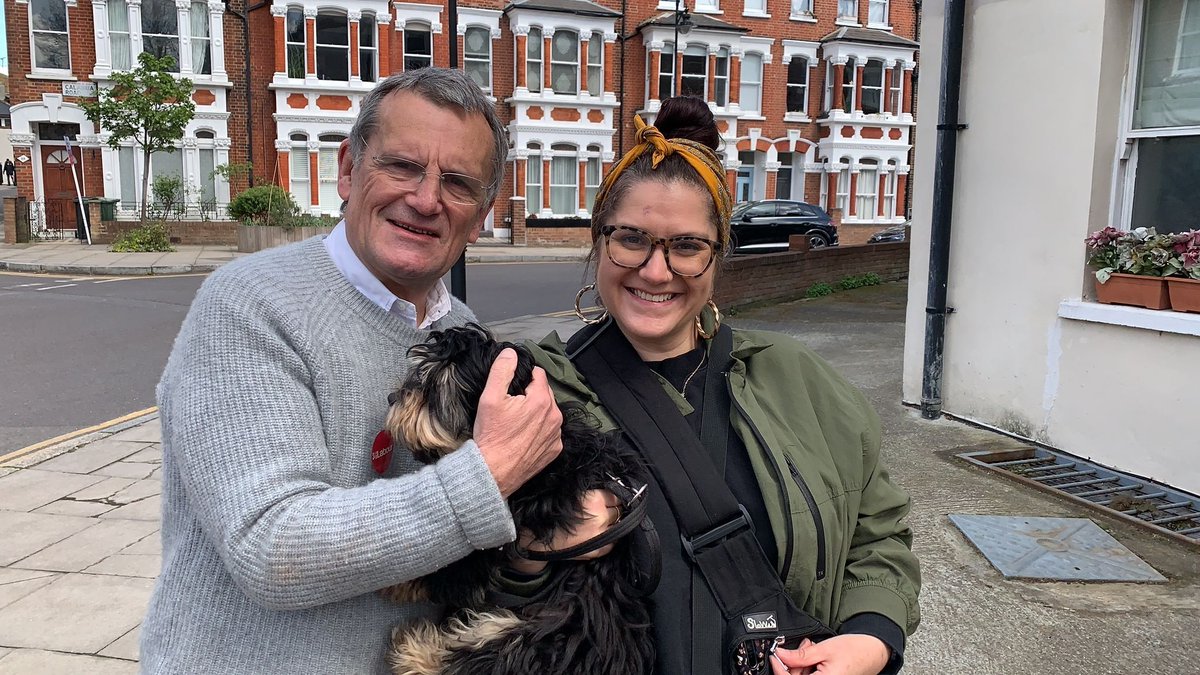 MindaBL's tweet photo. Nice sunny day out canvassing in #Highbury 📋☀️ Lovely to chat to neighbours with fellow Highburyista @DavidgPoyser who's a great councillor & candidate in Hillrise Ward. Great to see familiar faces & connect with more people in my home ward #LocalElections2022 #candidatelife https://t.co/aEdiAPLQsG