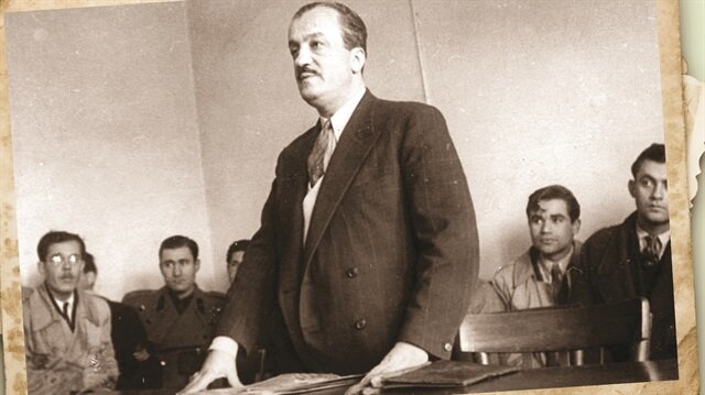 mustafarmagan's tweet photo. Necip Fazıl mahkeme salonunda yuhalanınca
-“Hâkim Bey” demiş, “Bu salondakilerin %50’si eşek.”

Bir yuh daha çekerler.
Hâkim der ki: “Geri al lafını”.
Necip Fazıl almaz.
Bir daha der
-“Geri al lafını”.
Bunun üzerine
-“Peki Hâkim Bey” der, “Bu salondakilerin % 50’si eşek değil. ” https://t.co/UKrV4Cjl0o