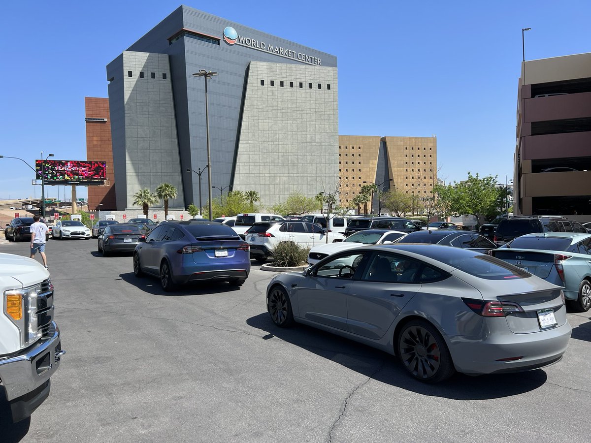 itskyleconner's tweet photo. Waiting in line to charge these Teslas this morning. We’ll see more and more of this as EV sales outpace Charger installs https://t.co/qYsTVGQdl3