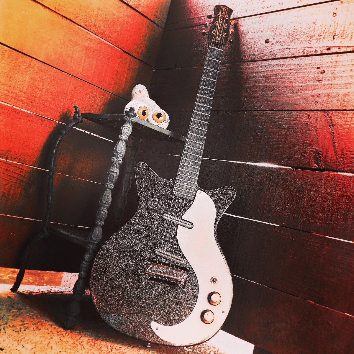 DouglasVonIrvin's tweet photo. Danelectro📸
It’s International Guitar Month. This is DVI’s black sparkle 59. 🖤
#internationalguitarmonth #danelectro #guitarplayer #garagerock #coffin #coffincase #dvic #jimmypage #punkrock #gothic #hipstamatic
@DanelectroUSA @Hipstamatic https://t.co/z8DwFApRp4
