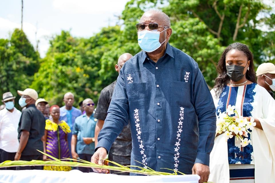 LorisPatdi's tweet photo. #CIV225 #RLG
Merci #PrésidentGbagbo pour cette marque d'affection et de compassion à ce digne peuple Wê.
En Afrique, pleurer avec celui qui pleure est une marque de considération !
En Afrique, essuyer les larmes de celui qui pleure est un signe de grandeur !!!
#RZPNCM https://t.co/J0mkSd0fPx