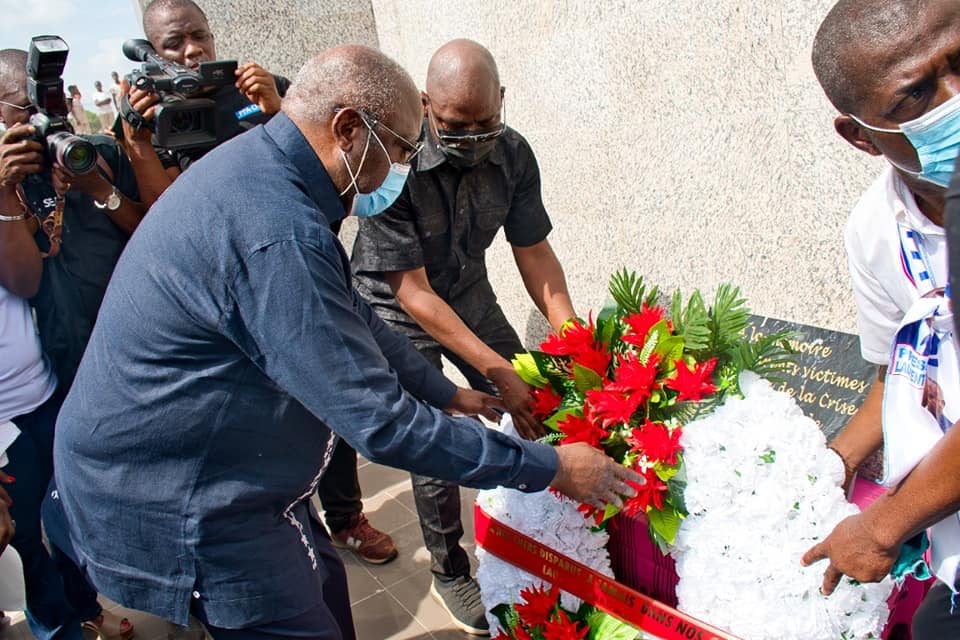 LorisPatdi's tweet photo. #CIV225 #RLG
Merci #PrésidentGbagbo pour cette marque d'affection et de compassion à ce digne peuple Wê.
En Afrique, pleurer avec celui qui pleure est une marque de considération !
En Afrique, essuyer les larmes de celui qui pleure est un signe de grandeur !!!
#RZPNCM https://t.co/J0mkSd0fPx