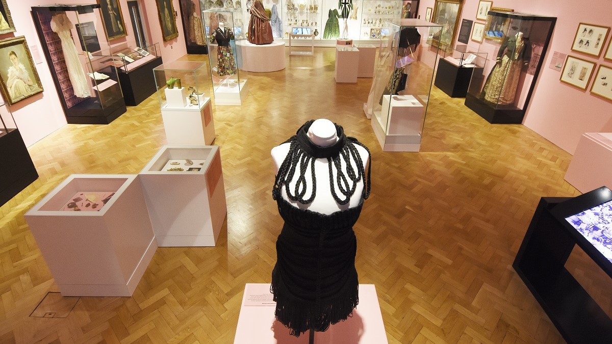 theboxplymouth's tweet photo. The Little Black Dress is a iconic fashion item - and now we have one of our own on display thanks to artist Maurizio Anzeri.

Find out more about this amazing wearable sculpture which you can see on display in our 'Dress Code' exhibition: https://t.co/U1YUZZbLaK. https://t.co/ndwLS6okON