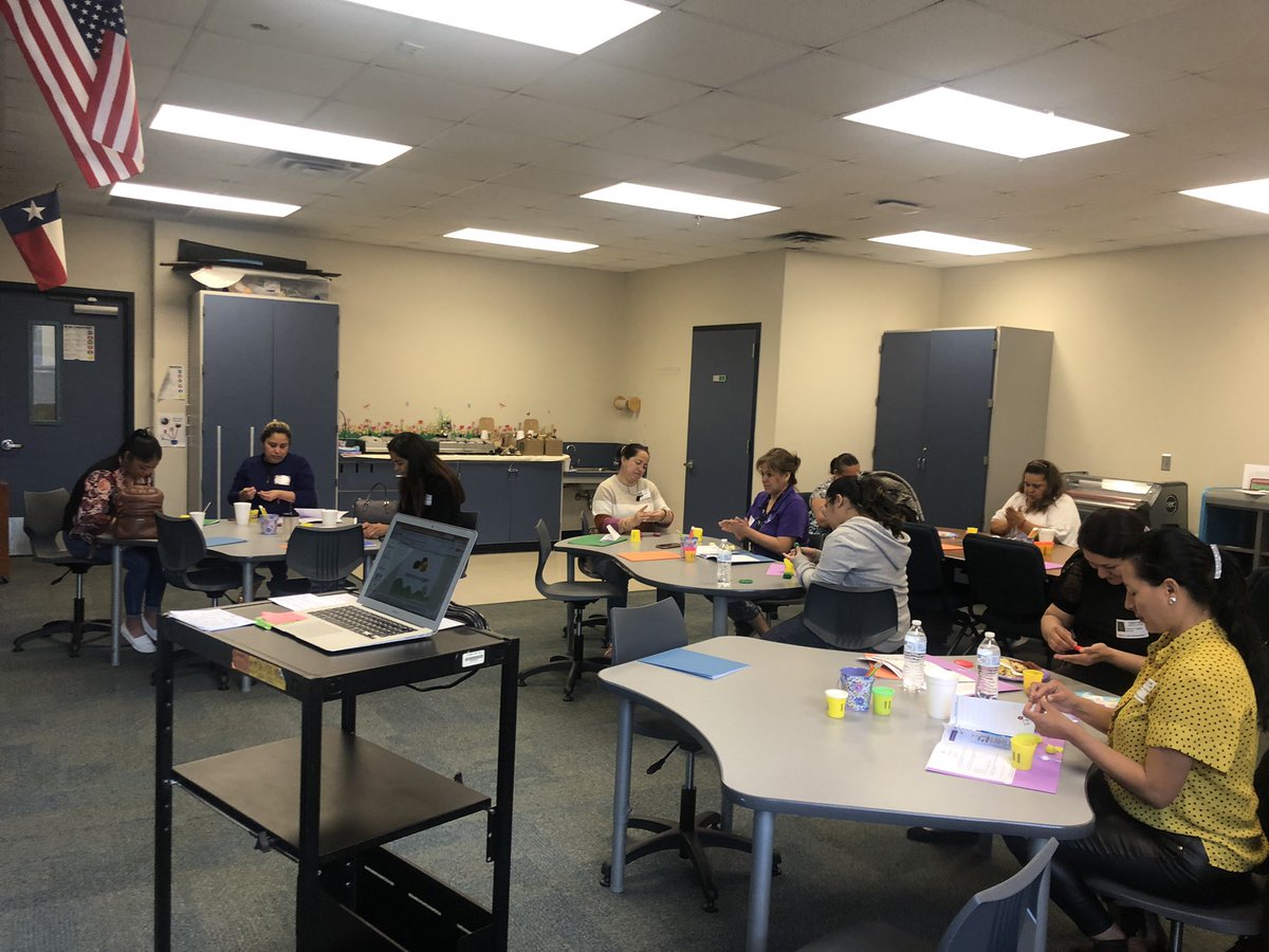 Fes_Hill's tweet photo. We had our first Practical Parent workshop this past Monday and it was a great success. Looking forward to our next one this coming Monday!  Tuvimos nuestro primer taller de padres este pasado lunes y fue un gran éxito. Nos vemos el lunes!
#FamilyEngagementSLE https://t.co/9Oawp5CeXx