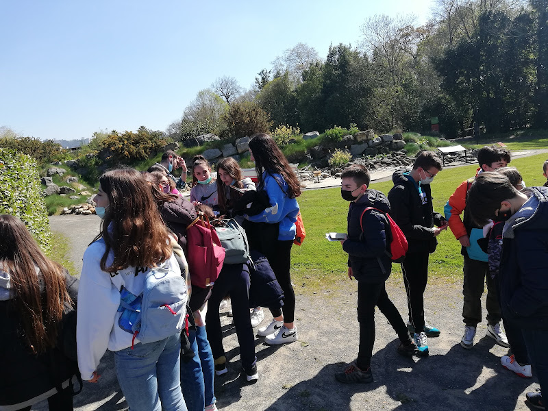 iescorredoria's tweet photo. Los alumnos y alumnas de 1º ESO realizan en el Jardín Botánico Atlántico de Gijón las actividades del proyecto "Los usos de las plantas"....
https://t.co/EQFhoDWbHX https://t.co/hudni1TRRw