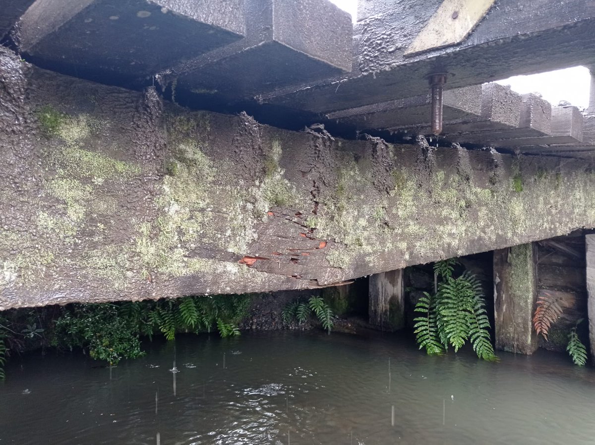 alerceweb's tweet photo. @TomasGarate Puente Colonia la Poza está con viga estructural quebrada, vecinos del sector piden presencia de Municipalidad de Puerto Varas y Vialidad. https://t.co/lMpj31KkqI